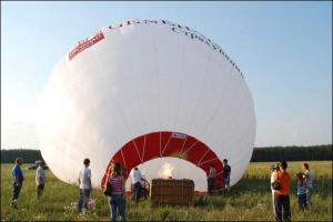 Воздушный шар готовят для участия в соревнованиях фестиваля ”Воздушное братство-2007”. В этом году он проходил на поле в Макаровском районе Киевской области. Такой тепловой аэростат надувают за 20–30 минут