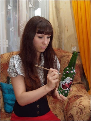 Винничанка Ольга Балабух разрисовывает сердечками бутылку на свадьбу. Ежемесячно у нее шесть–восемь заказов