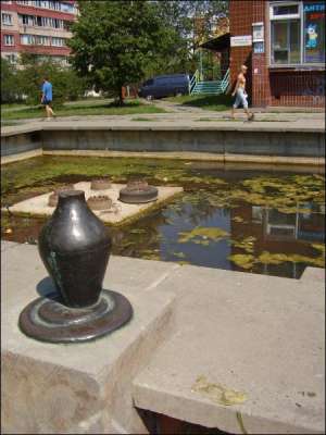 Горшочки возле бассейна на Закревского, 21 — ”местная памятка”, шутят троещенцы