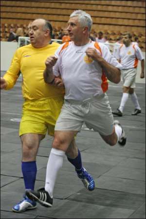 Анатолий Матвиенко (справа) и тогда нардеп, а в настоящее время министр внутренних дел Василий Цушко во время розыгрыша первого Кубка Верховной Рады по уличному футболу в ноябре 2006 года