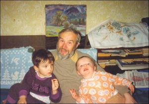 Ужгородський художник Олександр Саллер з онуками Генріхом та Андрієм. Фото 1995 року