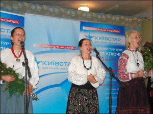 Нина Матвиенко в составе трио ”Золотые ключи” поет во Франковском гериатрическом пансионате