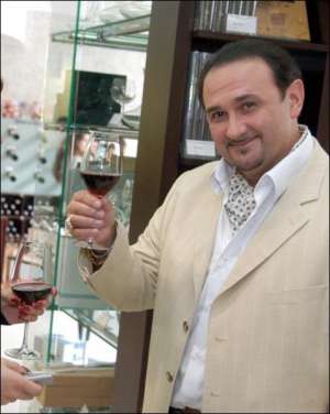 У Владимира Гришко на бутылках с вином есть подписи певицы Монтсеррат Кабалье и режиссера Франко Дзефирелли