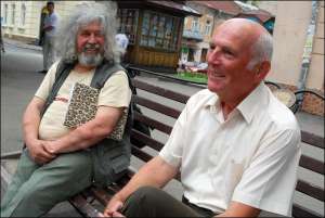 Петр Словяк (справа) разговаривает в Дрогобыче с председателем общества ”Бойковщина” Любомиром Сикорой