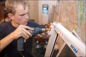 Денис Кісов із фірми ”Вікнаремсервіс” у майстерні на Саксаганського, 133, а у Києві міняє петлю на пластиковому вікні