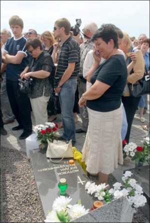 Родственники погибших во время авиашоу на Скниловском аэродроме во Львове на панихиде у Сегмента памяти на месте падения военного истребителя