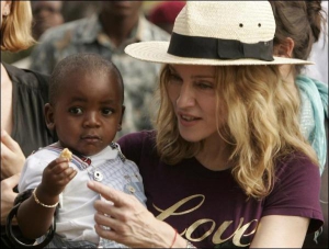 Співачка Мадонна хоче всиновити малавійського хлопчика Девіда Банду. Його мати померла, а батько дуже бідний, тому не може утримувати сина