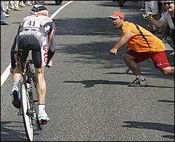 Австралійця Кейдела Еванса підганяють вболівальники ”Тур де Франс”
