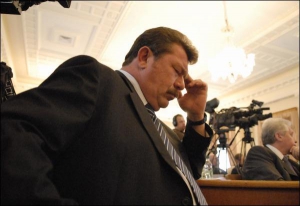 Віце-прем’єр Олександр Кузьмук під час виступів колег на вчорашньому засіданні Кабміну задрімав