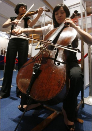 Віолончелістка Кім Хіяї (попереду) та скрипалька Пак Яйон грають на старовинних італійських інструментах на міжнародному музичному ярмарку ”М’юзік Коріа 2007”. Віолончель майстра Ґаспаро де Сало, виготовлену в XVI столітті, продали більш як за мільйон дол