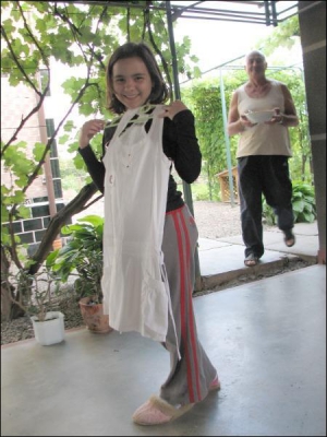 Племінниця Софії Ротару Аня показує плаття, яке їй подарувала тітка. За нею стоїть батько — Анатолій Ротар