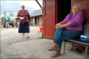 Жительница села Ожидов на Львовщине пенсионерка Вера Дрозд (справа) пришла к своей куме Любе Нестер за яблоками для коровы