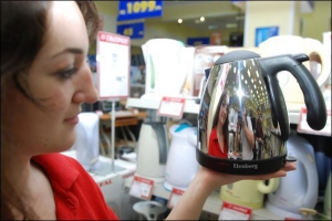 Ірина Копистинська з магазину ”Ельдорадо” показує металевий чайник ”Еленберґ” на 1,7 літра. Він відкривається кнопкою на ручці: кришка чайника відсувається вбік