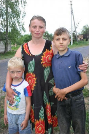 Сергей Ващенко (справа) вместе с мамой и братом Владиком. Чтобы насобирать денег на лечение, семья сдает молоко от двух коров.