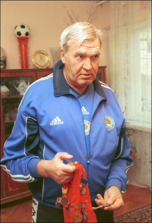 Євген Рудаков сім разів був чемпіоном СРСР. Він тримає стрічку з нагородами