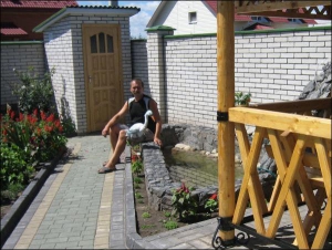 Підприємець Валерій Юзвак біля власного будинку в селі Зарванці. Переїхав сюди з Вінниці рік тому. Будинки тут переважно двоповерхові, за високими парканами
