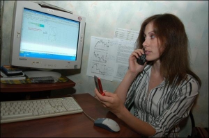 Людмила Саковська обраховує на комп’ютері вартість металопластикового вікна за розмірами, які по телефону їй повідомив клієнт. Для таких розрахунків фірма встановила на її комп’ютері спеціальну програму