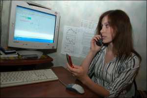 Людмила Саковская обсчитывает на компьютере стоимость металлопластикового окна по размерам, которые по телефону ей сообщил клиент. Для таких расчетов фирма установила на ее компьютере специальную программу