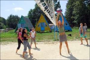Дети из сел Бусского района на Львовщине играют в волейбол в детском лагере ”Рассвет”. Все уверяют, что чувствуют себя хорошо. Будут отдыхать три недели