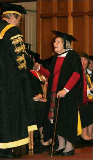 94-річна Філліс Тернер отримує диплом університету австралійського міста Аделаїда. Навчання вона кинула в 12 років, щоб доглядати за меншими братами й сестрами