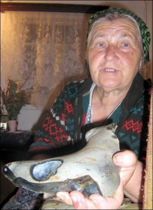 Два шматки метеорита Ганні Коваль із села Бохоники Вінницького району передала прабабуся Ганна Світлиха. Звідки взялися ці камені на Вінниччині, ніхто не знає