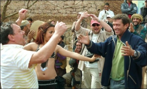 Знімальна група фільму ”Кандагар. Екіпаж” вітає в Марокко Богдана Бенюка (ліворуч) із 50-літтям. Праворуч — російський актор Володимир Машков