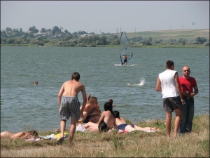 Тернополяни відпочивають на найпопулярнішому міському пляжі ”Циганка” на березі ставу. Забороною санепідемстанції купатися нехтують — надворі 30-градусна спека