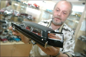 Модель автокатафалка — одна из любимых владельца музея Дмитрия Альтермана 