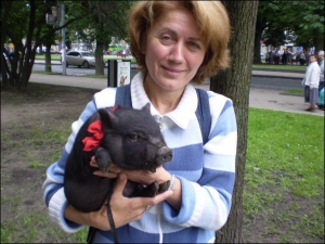 Дара Кушнир с вьетнамской свинкой Нюрой возле экономического факультета Львовского университета имени Ивана Франко