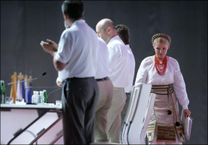 Лидер БЮТ Юлия Тимошенко на съезд своего блока в прошлое воскресенье одела вышитую рубашку, плахту и кораллы. Хотя обычно она носит одежду дорогой французской марки ”Луи Виттон”