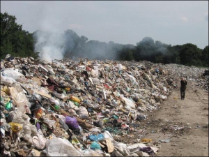Насыпи мусора под городом Калуш Ивано-Франковской области кое-где достигают 2–3 метров высотой. Стихийные пожары загораются в разных местах, особенно в жару