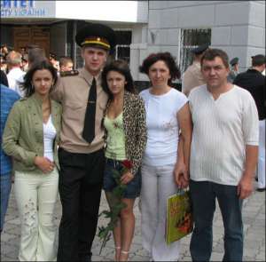 Сергій Гудим (у формі) із сестрами-близнючками Іриною і Мариною, матір’ю Нелею Миколаївною та своїм вітчимом Миколою Гудимом