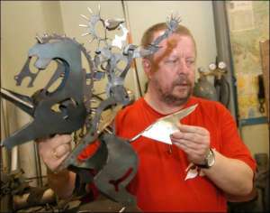 Скульптор Владимир Иванов показывает в своей мастерской стальную скульптуру ”Амазонка”. Сейчас ее можно увидеть в киевской галерее ”Да Винчи”