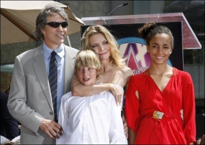 Актриса Мишель Пфайффер открывала свою звезду на Аллее Славы в Голливуде со своим мужем Дэвидом Келли, сыном Джоном и приемной дочкой Клаудией-Роз