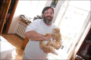В киевский квартире скульптора Игоря Лысенко живет кот Рыжик. Хозяин с женой летом работают в мастерской в Ялте