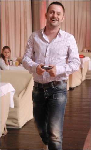 Максим Бахматов пришел на встречу в полосатой рубашке. На воротнике — синий вышитый кленовый листок. На голове нет привычного ирокеза