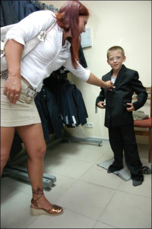 Ірина Прокопчук приміряє костюм на сина Дмитра в магазині ”Шкільна форма”, що на вулиці Глибочицькій у Києві