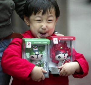 У руках китайського малюка дві іграшки Фува. Символи Олімпіади-2008 представили за тисячу днів до змагань