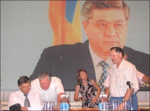 Брат бывшего премьер-министра Павла Лазаренко Иван (слева) в президиуме съезда Блока Лазаренко, который состоялся 7 августа 2007 года в Днепропетровске