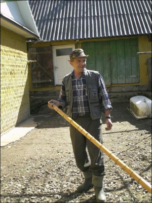 Михаил Рущак с трембитой у своего дома в Межгорье на Закарпатье