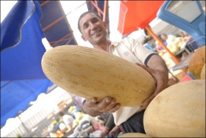 Алим из Узбекистана на Демиевском рынке столицы дынями ”Торпеда” торгует две недели. В Киев их везли пять дней. Самая большая, длиной 75 сантиметров, весила почти 9 килограммов