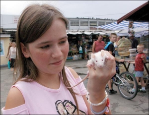 Олена Ступень із мамою на пташиному ринку купила за 15 гривень білого пацюка