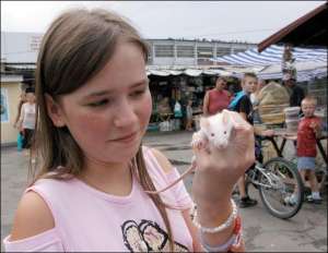 Олена Ступень із мамою на пташиному ринку купила за 15 гривень білого пацюка