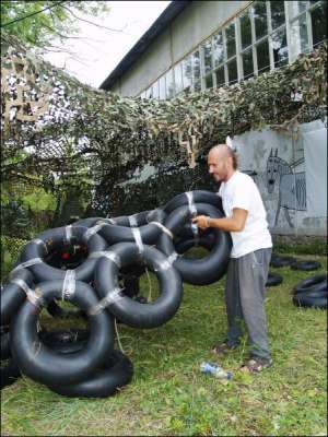 У Шаргороді кулю з гумових шин діаметром 6 метрів робить архітектор Філіп Піщик з Чорногорії. 12 серпня її спустять на воду