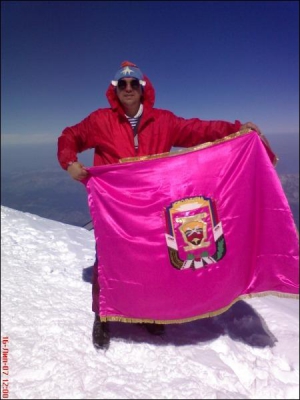 Глава Хорольского районного совета Виталий Хижняков с флагом Хорольского района на горе Монблан — высота 4 километра 810 метров