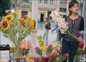 Флорист Олександра Серебряннікова розповідає, що у ”Квітковому домі” найбільший вибір квітів з усіх львівських крамниць. Жінці подобаються соняхи й целозії