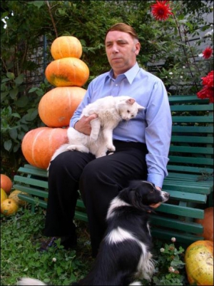 Астролог Иван Крупяк  живет на окраине Тернополя. Имеет огород, держит собаку и кота