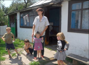 Після аварії в селі Ожидів у Наталі Дудич здохла корова, пропала городина. Жінка не знає, чим узимку годуватиме п’ятьох дітей. Дівчинка скраю — сусідська.