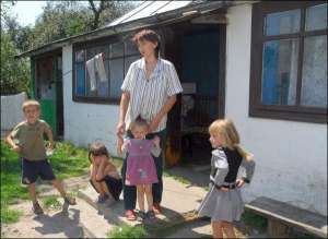 После аварии в селе Ожидов у Натали Дудич сдохла корова, пропала зелень. Женщина не знает, чем зимой будет кормить пятерых детей. Девочка скраю — соседская.