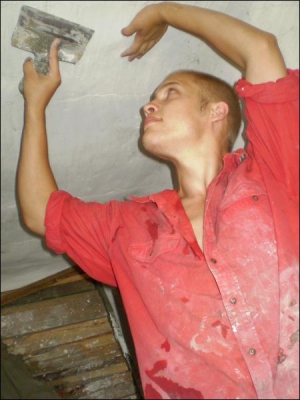 20-летний художник Евгений Евтушенко равняет потолок шпаклевкой в своем дачном доме в селе Жуки под Полтавой